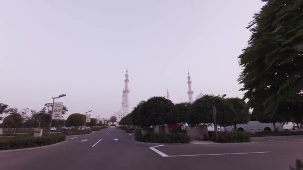 Podróż samochodem do Wielki Meczet Szejka Zayeda w Abu Dhabi Stockowy wideo — Wideo stockowe
