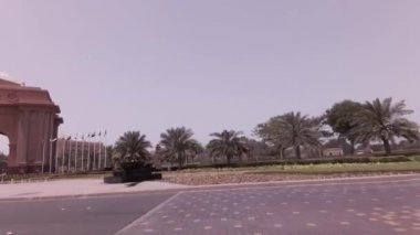 Araba gezisi yakınındaki otel Emirates Palace Abu Dabi Stok görüntüleri video içinde