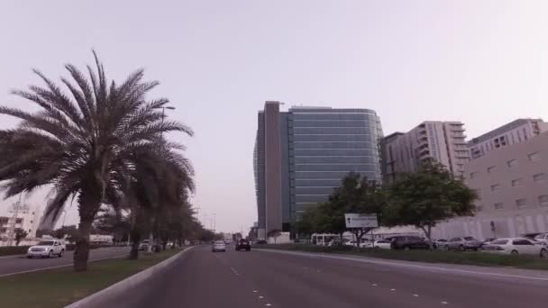 Viaggio in auto vicino all'hotel Novotel Abu Dhabi stock footage video — Video Stock