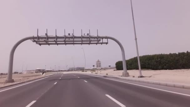 Auto reis op de wegen in Abu Dhabi stock footage video — Stockvideo