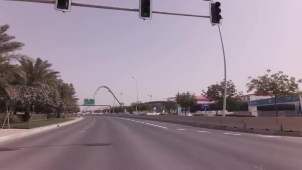 Viagem de carro para a Ferrari World Yas Island em Abu Dhabi imagens de vídeo — Vídeo de Stock