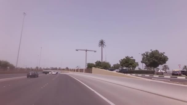 Viaje en coche por las carreteras de la capital Abu Dhabi material de archivo de vídeo — Vídeos de Stock