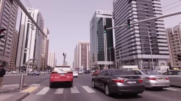 Podróż samochodem w pobliżu drapaczy chmur w Abu Dhabi Stockowy materiał wideo — Wideo stockowe