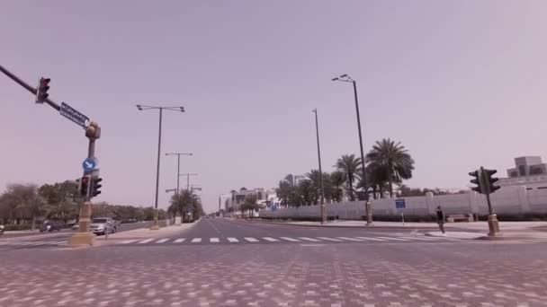 アブダビ アラブ首長国連邦 2018 車旅行首都アブダビ ストック映像ビデオの道 — ストック動画
