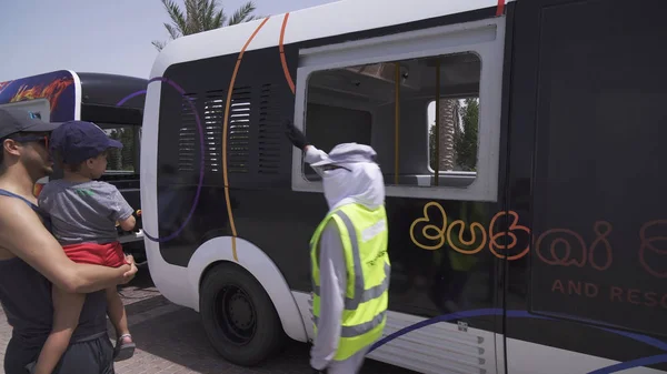 Autobús para el transporte de turistas desde el aparcamiento hasta la entrada de Dubai Parks and Resorts — Foto de Stock