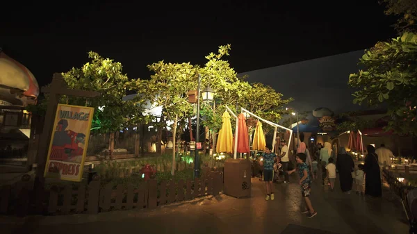 迪拜公园和度假村的莫蒂翁加特蓝精灵村的娱乐区 — 图库照片
