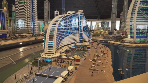 Wystawa makiet Jumeirah Beach Hotel i Hotel Burdż Al-Arab wykonane Klocki Lego, Miniland Legoland w Dubaju parków i ośrodków wypoczynkowych — Zdjęcie stockowe