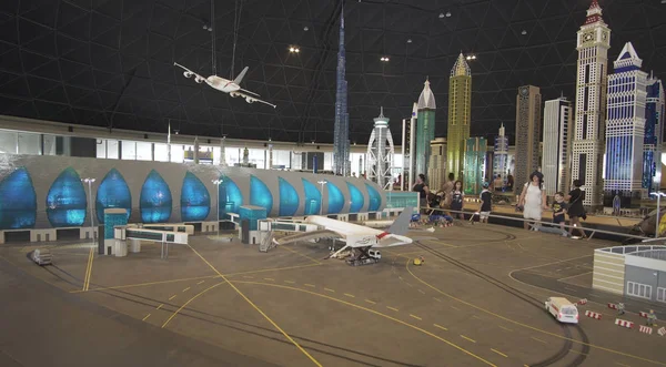 Výstava modelů letiště Dubaj z Lego kusů v Minilandu Legoland v Dubaji a Eisnerův odchod — Stock fotografie