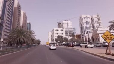 Abu Dabi Stok görüntüleri video içinde gökdelenler yakınındaki araba turu