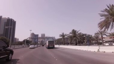 Abu Dhabi, Birleşik Arap Emirlikleri - 04 Nisan 2018: Araba gezisi boyunca The Corniche Abu Dabi Stok görüntüleri video