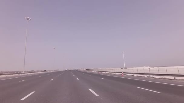 Viaje en coche por las carreteras en Abu Dhabi material de archivo de vídeo — Vídeo de stock