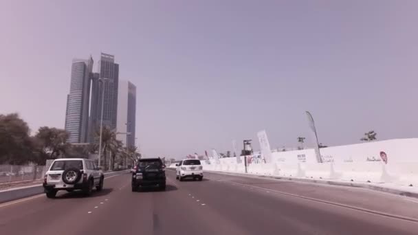 Viaje en coche a lo largo de The Corniche en Abu Dhabi archivo de vídeo — Vídeo de stock
