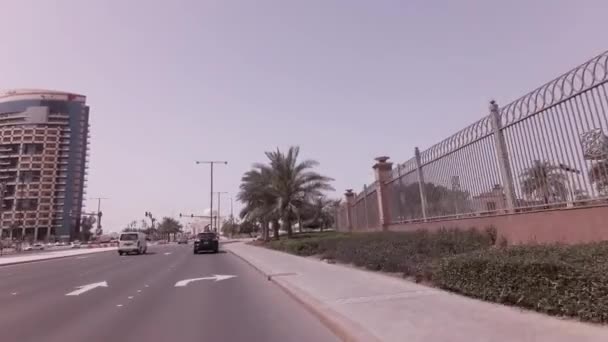 Autofahrt in der Nähe des Hotels Emirate Palast in abu dhabi Stock Footage Video — Stockvideo