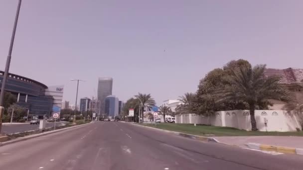 Auto reizen op de wegen van de hoofdstad Abu Dhabi stock footage video — Stockvideo