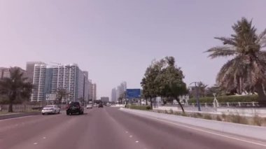 Araba gezisi boyunca The Corniche Abu Dabi Stok görüntüleri video