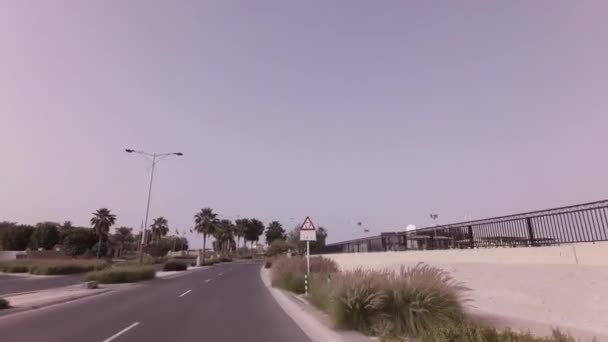 Автомобильное путешествие по дорогам столицы Абу-Даби — стоковое видео