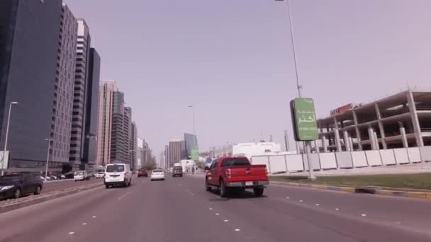 Autofahrt in der Nähe der Wolkenkratzer in Abu Dhabi Stock Footage Video — Stockvideo