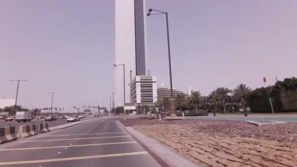 Viaje en coche cerca de los rascacielos en Abu Dhabi archivo de vídeo — Vídeo de stock