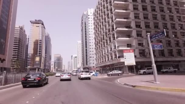 阿布扎比摩天大楼附近的汽车之旅库存素材视频 — 图库视频影像