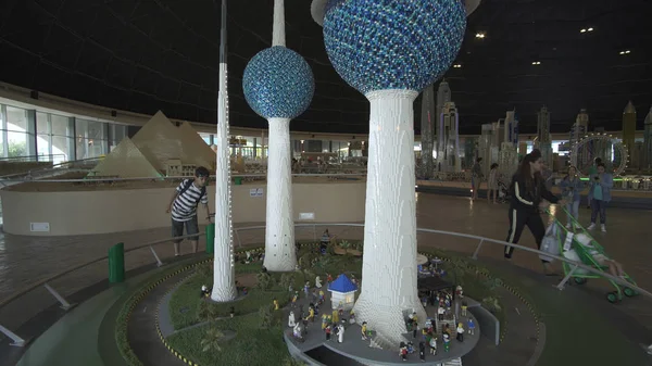 Выставка макетов Кувейтских башен из Лего в Миниленде в парках и курортах Дубая — стоковое фото