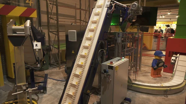 Démonstration du processus technologique de fabrication des détails du concepteur dans l'usine Lego à Dubaï Legoland dans les parcs et stations balnéaires de Dubaï — Photo