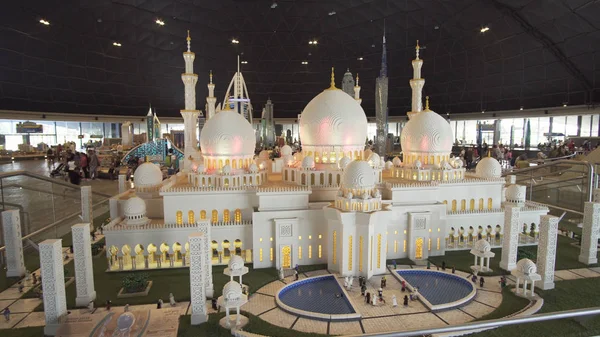 Exposição de maquetes Sheikh Zayed Grand Mesquita feita de peças de Lego em Miniland Legoland em Dubai Parques e Resorts — Fotografia de Stock