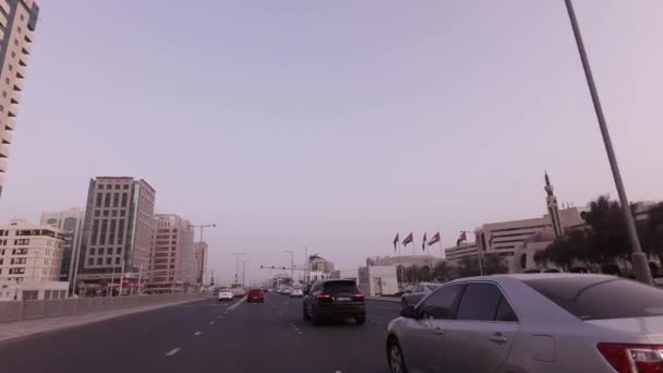 Auto reizen op de wegen van de hoofdstad Abu Dhabi stock footage video — Stockvideo