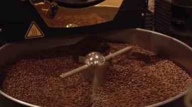 Modern Kavurma Makinesi Stok görüntüleri video içinde karanlık ve aromatik kahve çekirdekleri