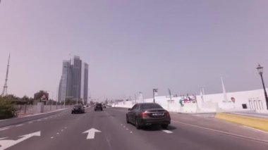 Araba gezisi boyunca The Corniche Abu Dabi Stok görüntüleri video