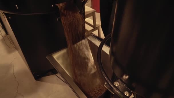 Granos de café oscuros y aromáticos en la máquina de tostado moderna material de archivo de vídeo — Vídeo de stock