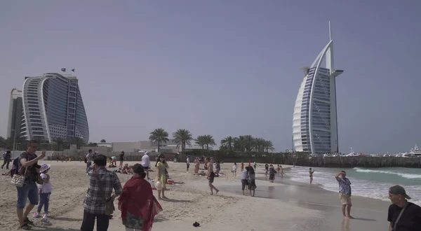Jumeirah beach hotel und burj al arab hotel am öffentlichen jumeirah open beach an der küste des persischen golfs, dubai — Stockfoto