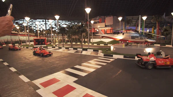Junior GP Escola de condução em Ferrari World Abu Dhabi — Fotografia de Stock