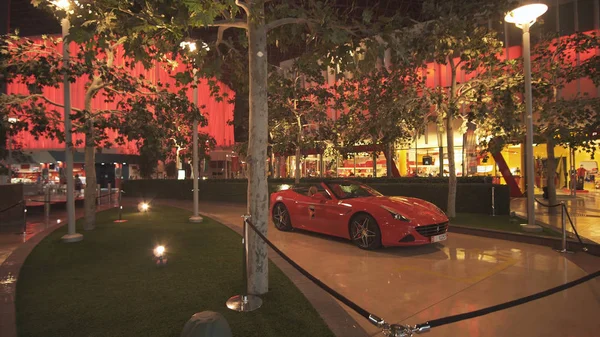 Έκθεση αυτοκινήτου σε ένα θεματικό πάρκο Ferrari World του Άμπου Ντάμπι — Φωτογραφία Αρχείου
