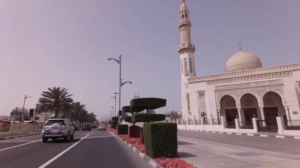Автомобильная поездка по элитному району Джумейра в Дубае — стоковое фото