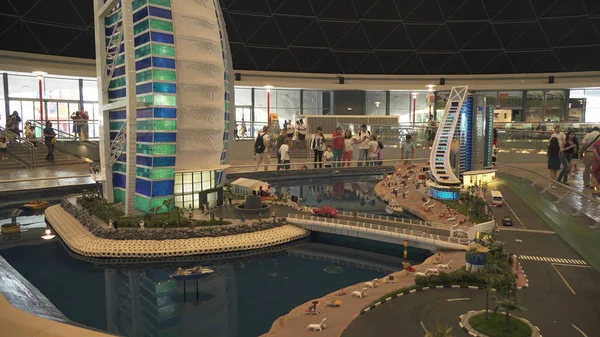 Exposition de maquettes Jumeirah Beach Hotel et Burj Al Arab Hotel faites de pièces Lego en Miniland Legoland dans les parcs et stations balnéaires de Dubaï — Photo