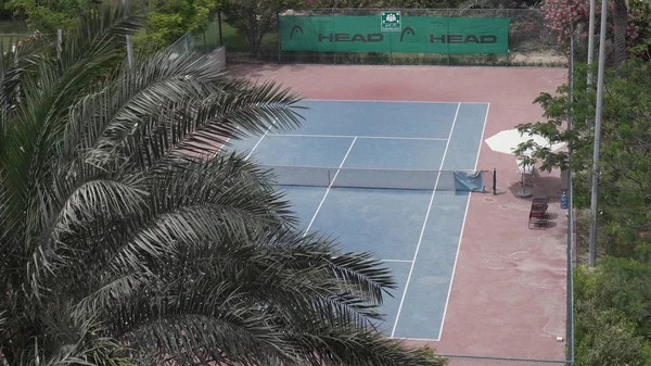 Теннисный корт на территории отеля Park Inn by Radisson Abu Dhabi Yas Island — стоковое фото