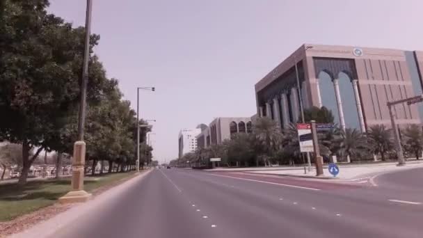 Viaje en coche por las carreteras de la capital Abu Dhabi material de archivo de vídeo — Vídeo de stock
