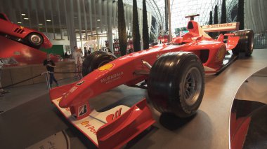 Bir tema parkı Ferrari World Abu Dhabi Sergi arabaya
