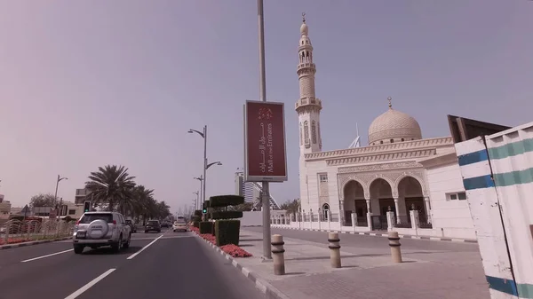 Автомобілі поїздку на елітний район Джумейра в Дубаї — стокове фото