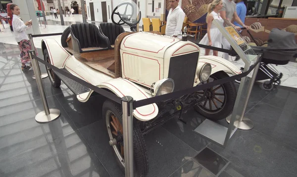 Museo de la exposición de coches en el Ferrari World Abu Dhabi — Foto de Stock