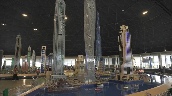 Выставка макетов Dubai Marina из Лего в Miniland Legoland в парках и курортах Дубая — стоковое фото