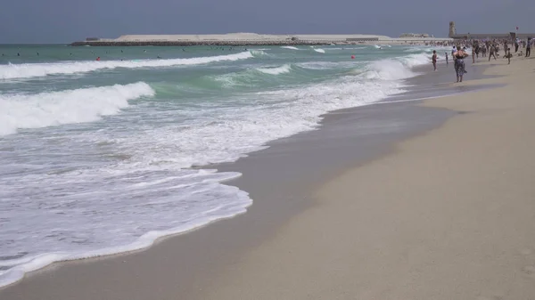 Hermosas olas de mar grandes del Golfo Pérsico en el público Jumeirah Open Beach en Dubai —  Fotos de Stock