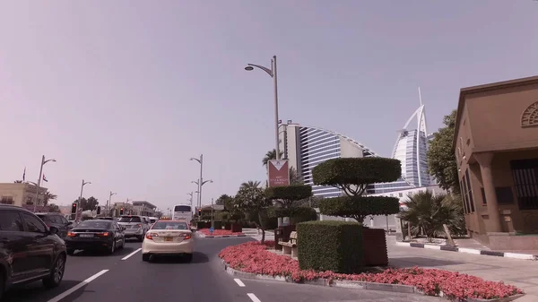 Viaje en coche en la zona de élite Jumeirah en Dubai — Foto de Stock