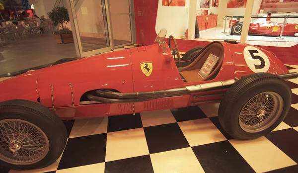 Wystawa samochodów w parku rozrywki Ferrari World Abu Dhabi — Zdjęcie stockowe