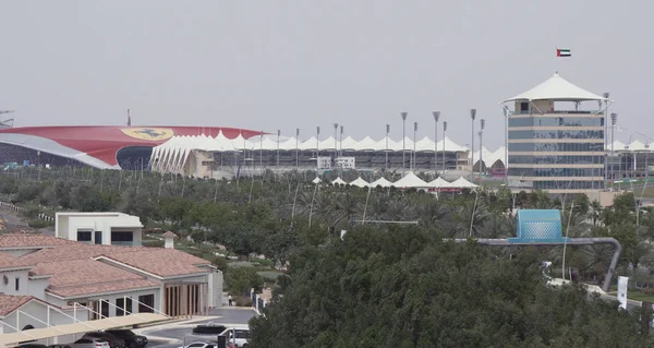 Ferrari World Abu Dhabi i Yas Marina Circuit w Abu Dhabi na wyspie Yas — Zdjęcie stockowe