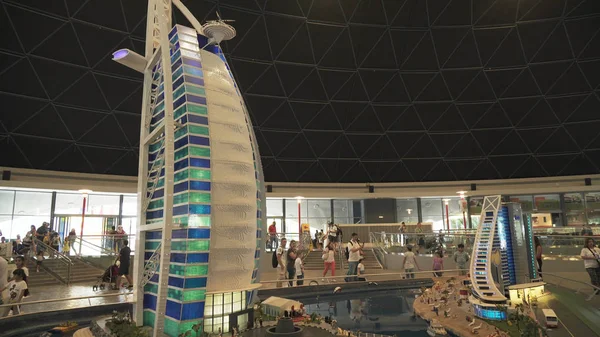 在迪拜公园和度假村的米尼兰乐高的朱美拉海滩酒店和阿拉伯塔酒店制作的模型展 — 图库照片