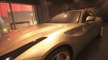 Bir tema parkı Ferrari World Abu Dhabi Sergi arabaya