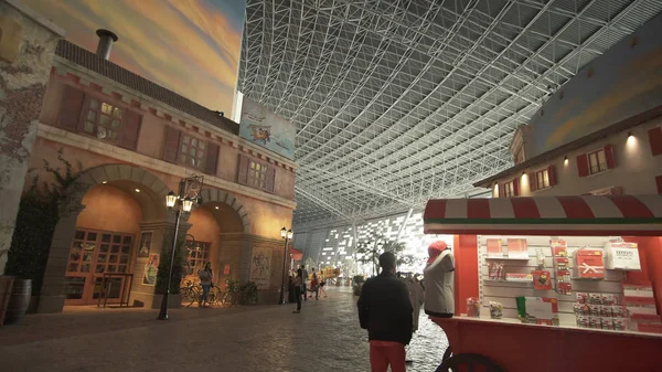 Calle italiana de cafeterías y tiendas en el parque temático Ferrari World Abu Dhabi — Foto de Stock