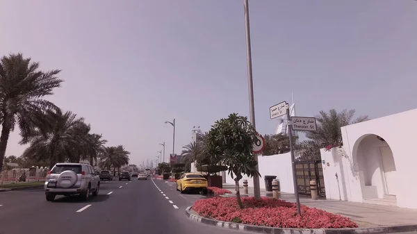 Ταξίδι με το αυτοκίνητο στην ελίτ περιοχή Jumeirah στο Ντουμπάι — Φωτογραφία Αρχείου