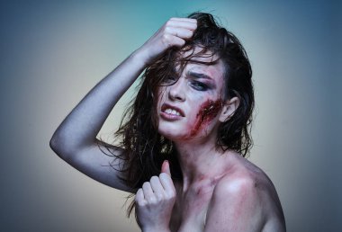 Yaralı yüzü kan içinde olan güzel kız